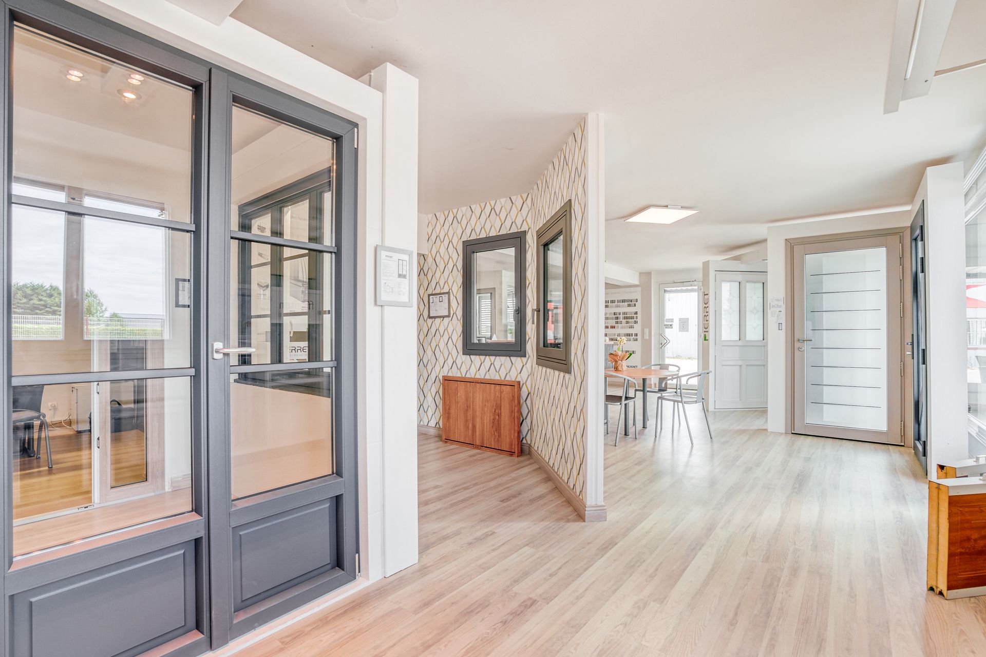 Présentation de porte vitrée intérieures dans un showroom