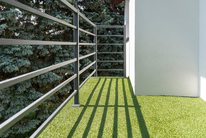 Garde-corps sur un balcon avec pelouse