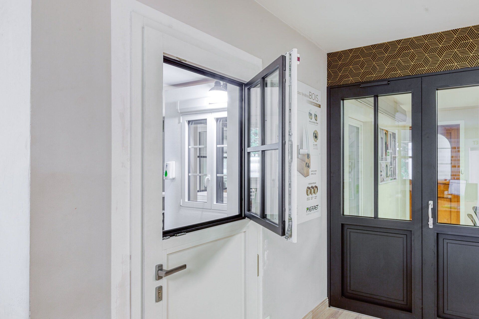 Exposition de portes et fenêtres au showroom