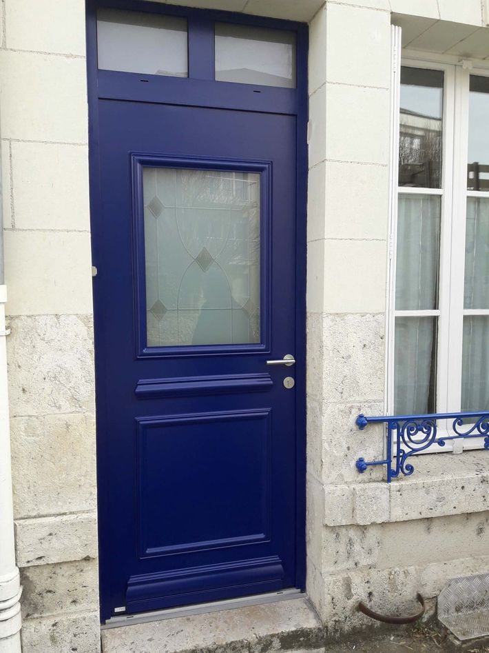 Porte d'entrée bleue posée par Gilmart Fenêtres et Fermetures