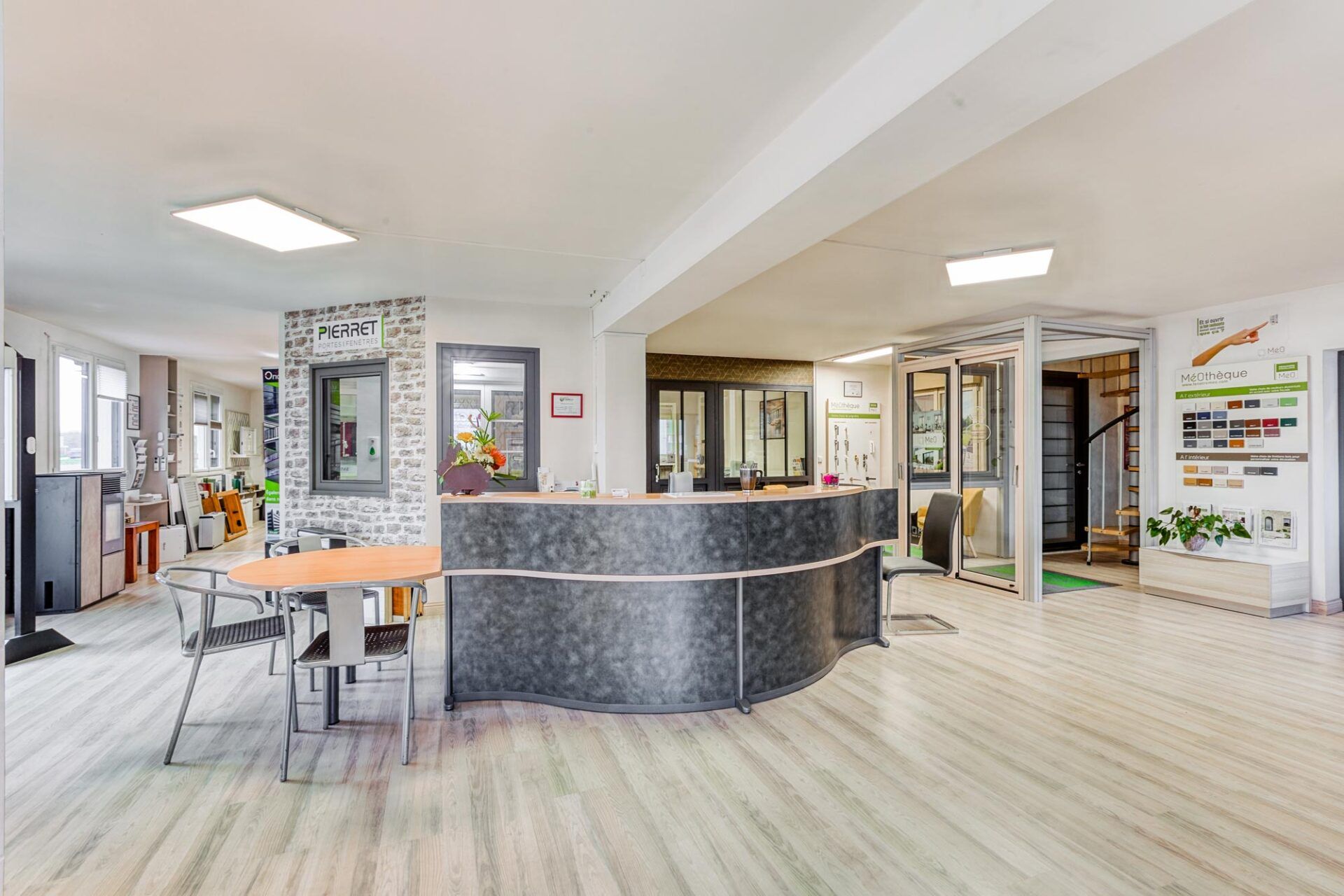 Vue intérieure d'un showroom présentant les différents types de fermeture