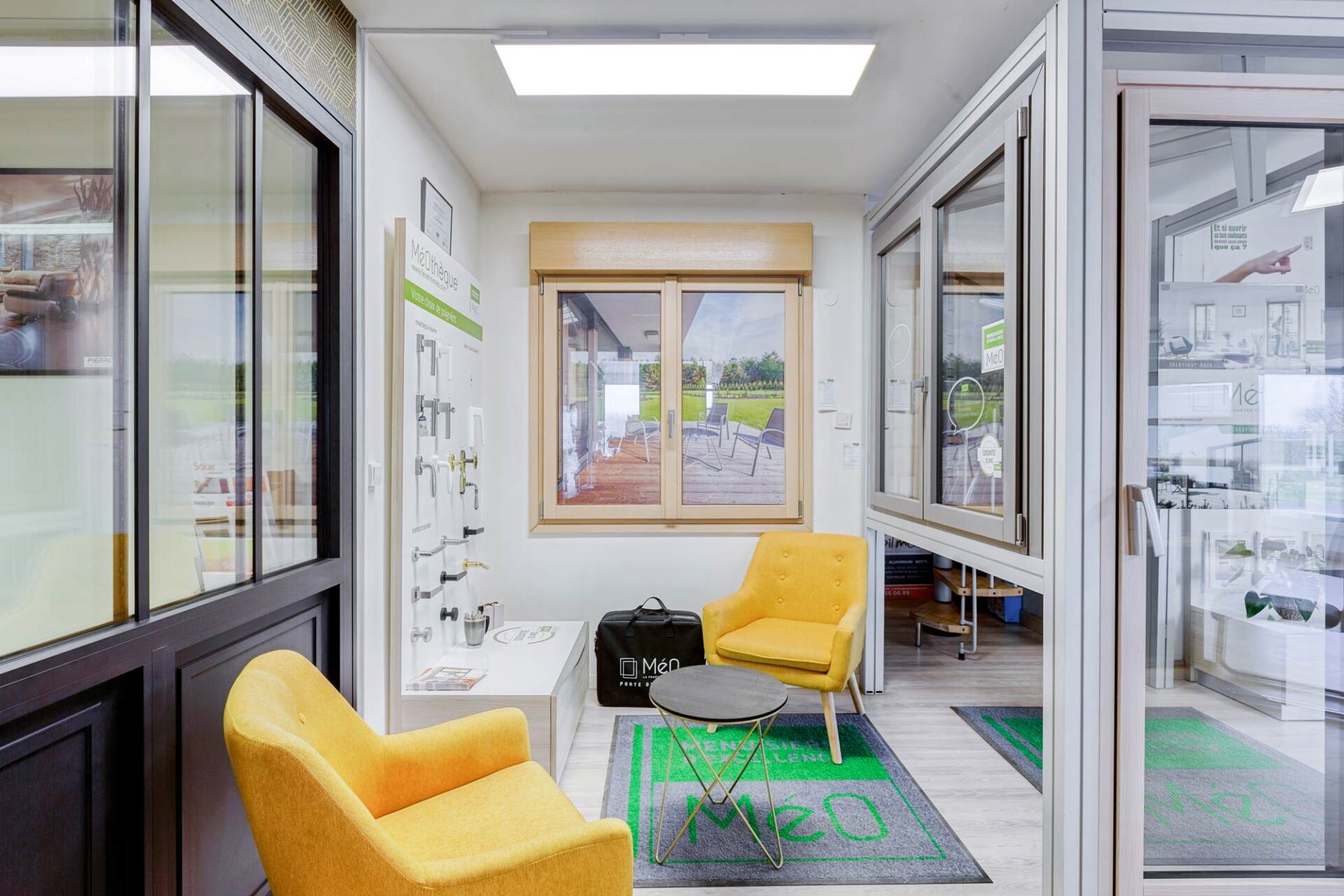 Différents types de fenêtres dans un showroom