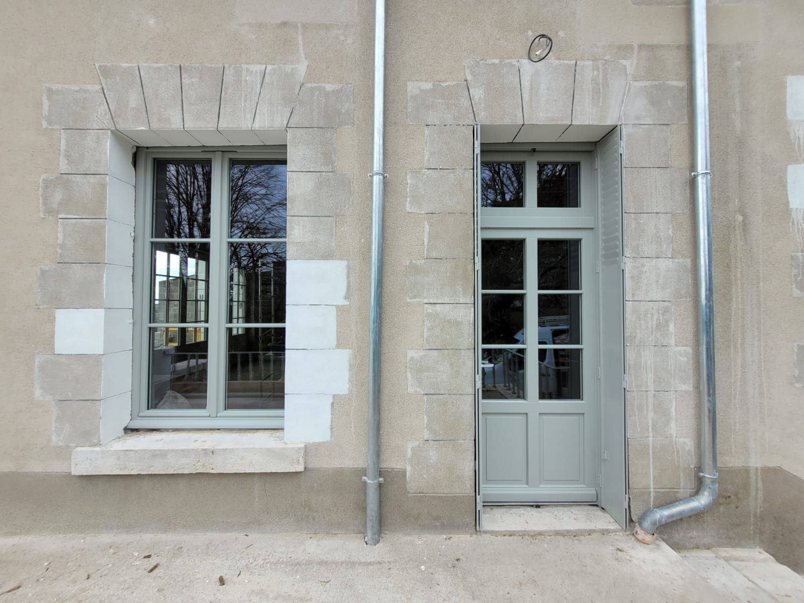 Porte d'entrée grise d'une maison en pierre