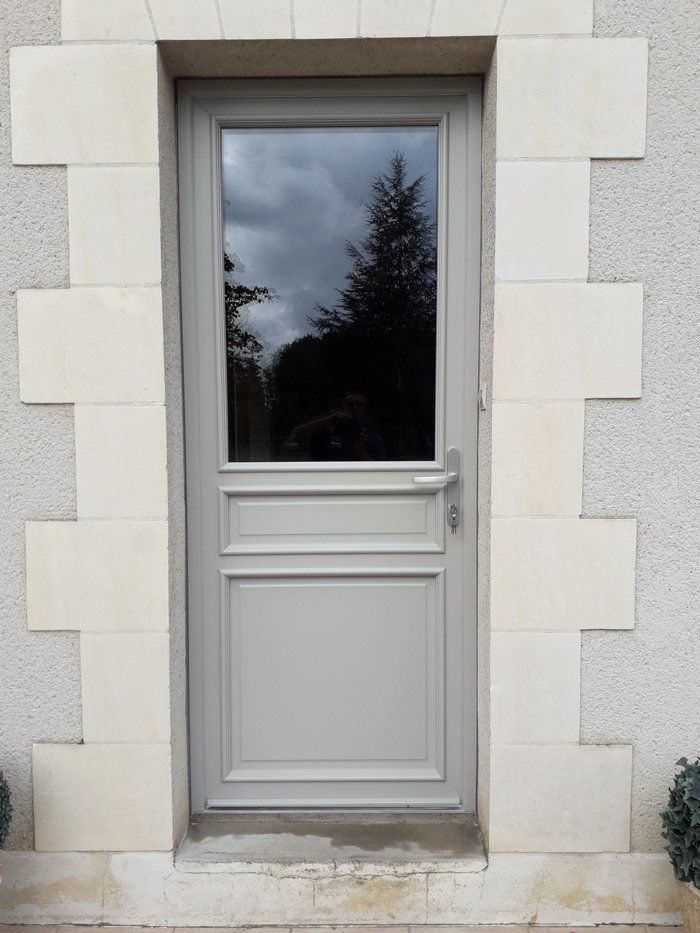 Porte d'entrée semi-vitrée gris clair