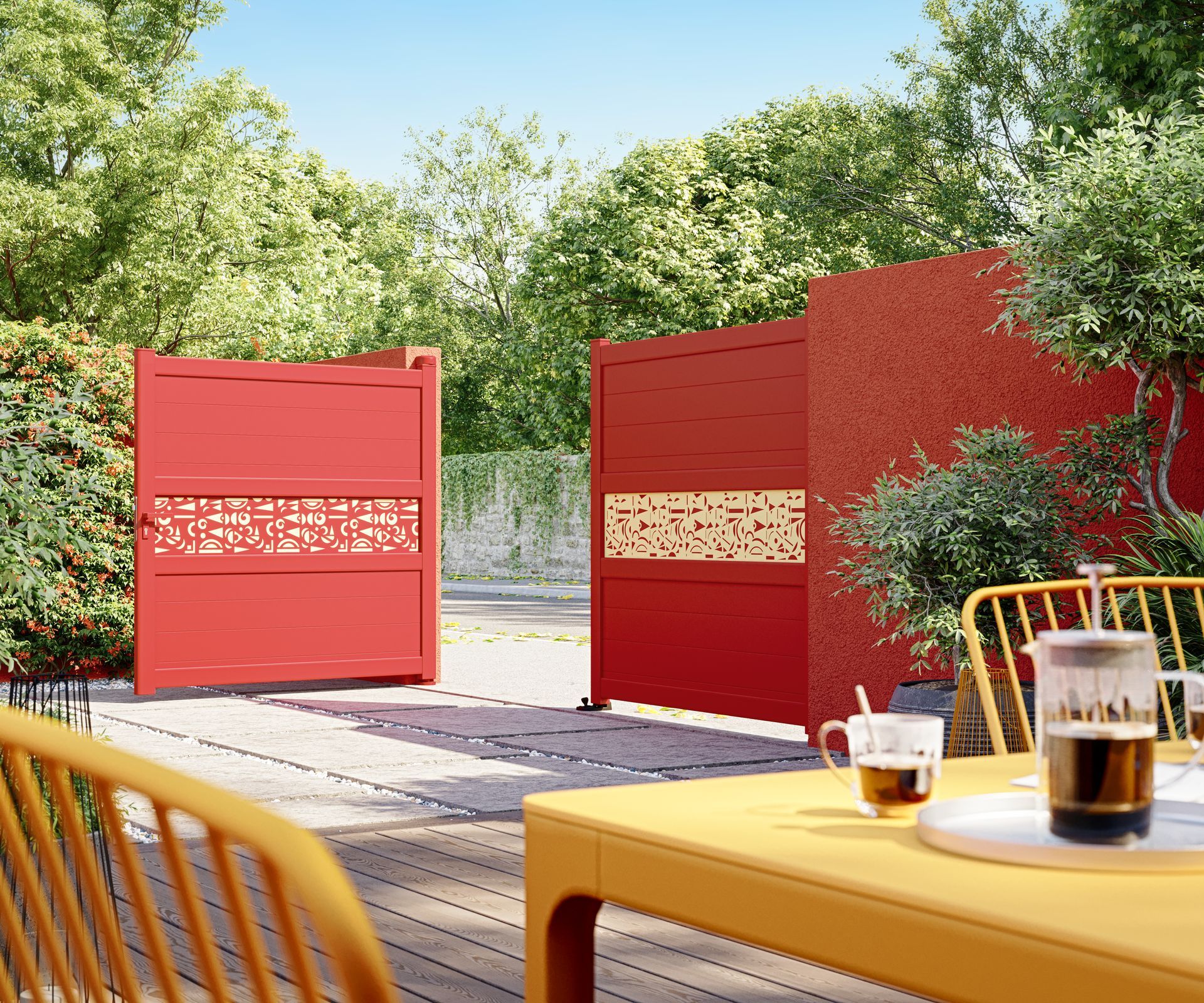Portail rouge avec décoration dentellée