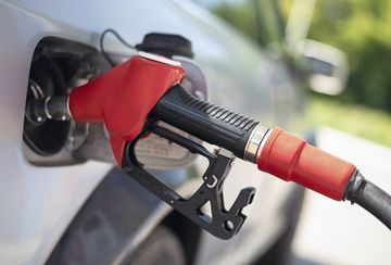 Un primer plano de una bomba de gasolina que se utiliza para bombear gasolina a un automóvil.