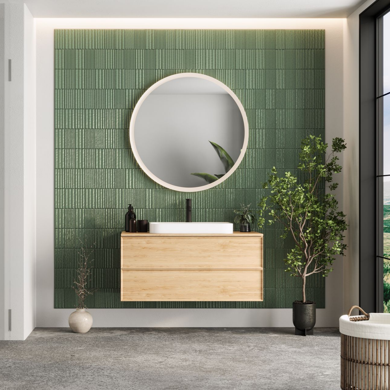 Salle de bains avec mur d'accent carrelé vert, vanité en bois, miroir rond et plante en pot.