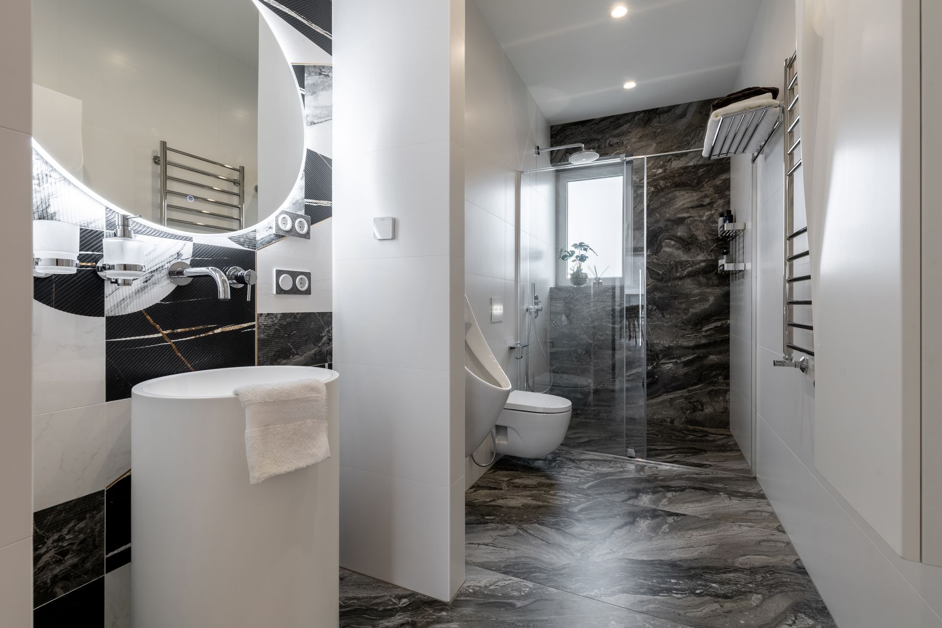 Salle de bains moderne avec carrelage en marbre noir, blanc et gris. 