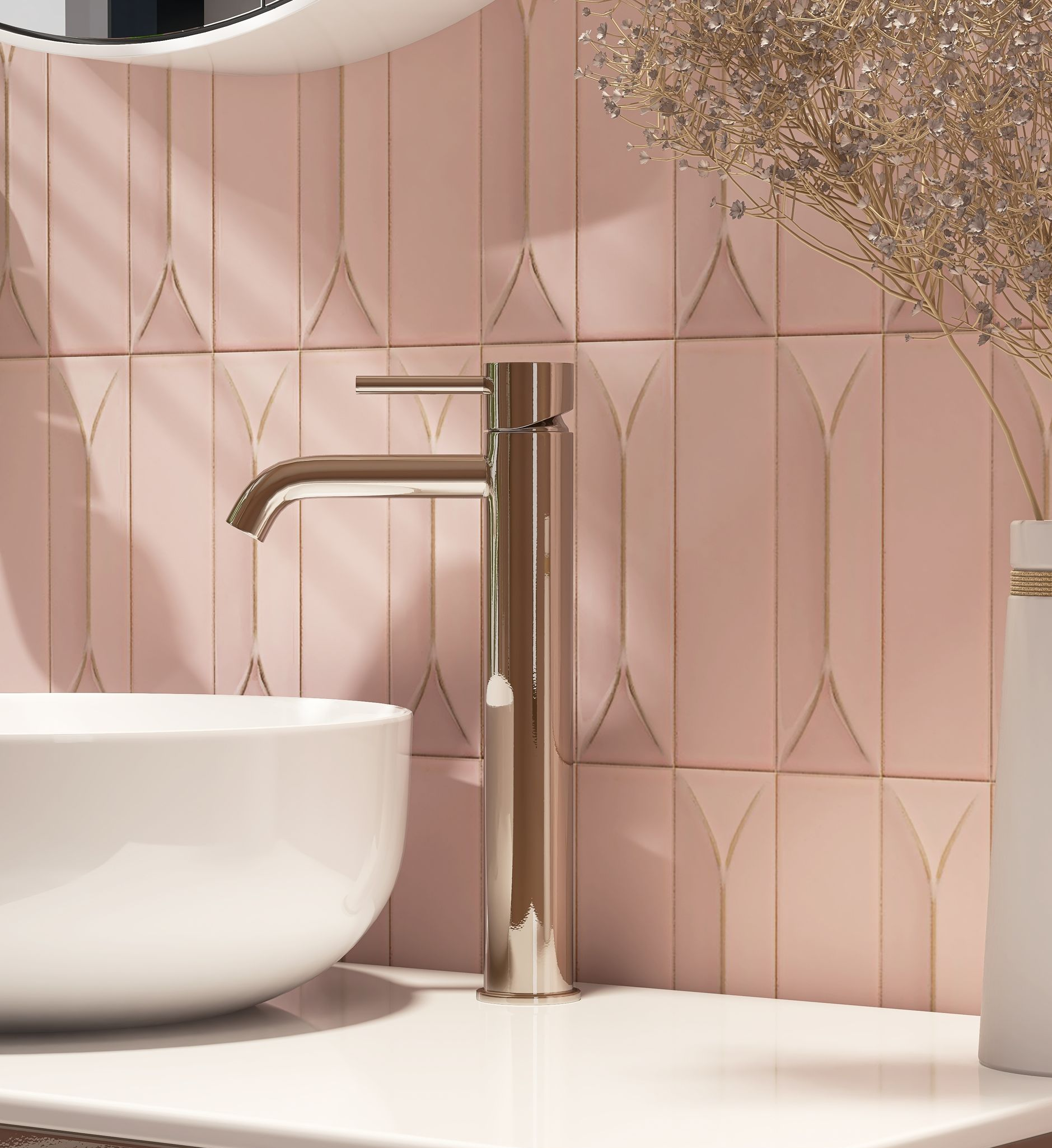 Dosseret en carrelage rose avec robinet chromé et évier blanc.