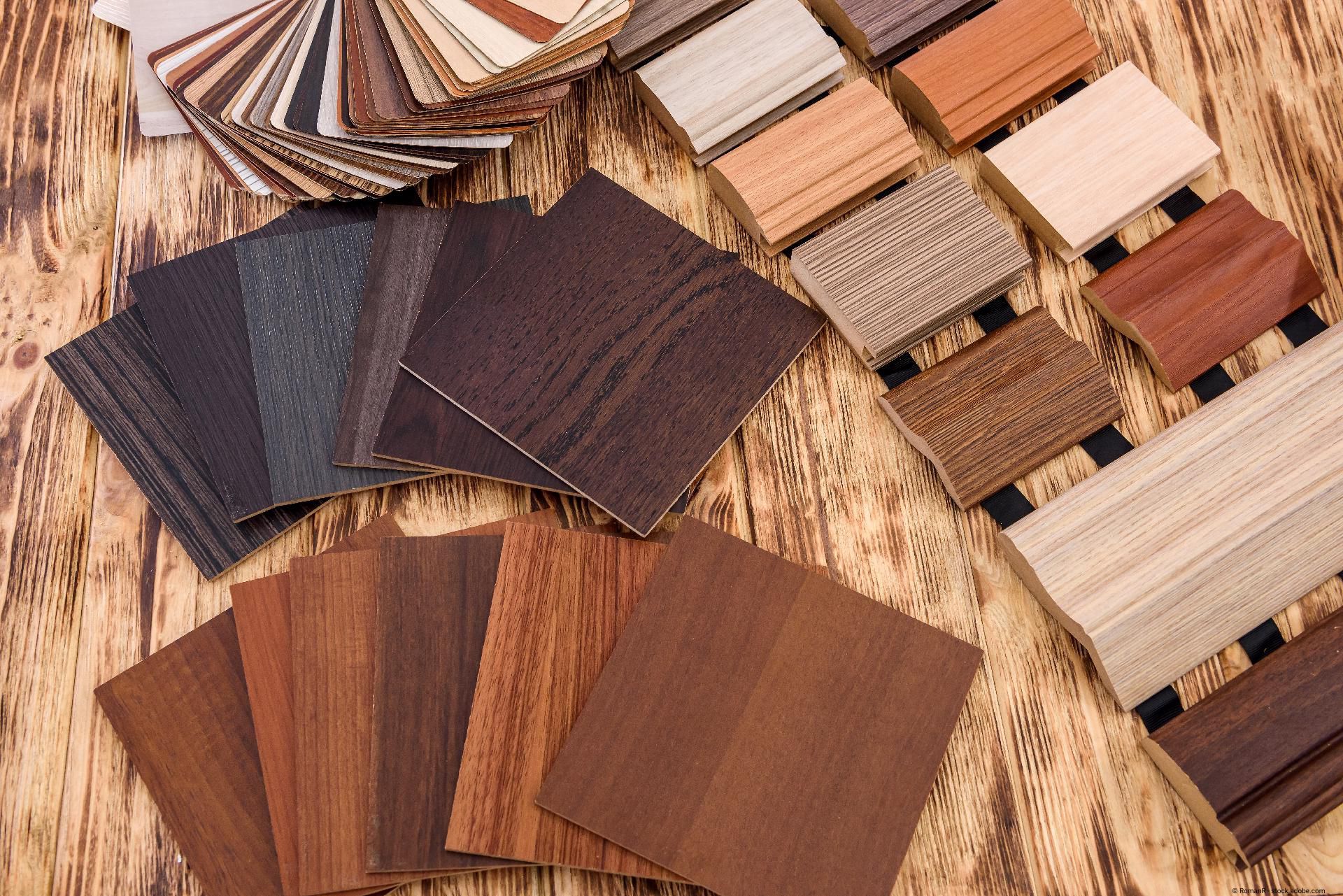 Auswahl verschiedener Holz- und Vinylböden in unterschiedlichen Farbtönen.