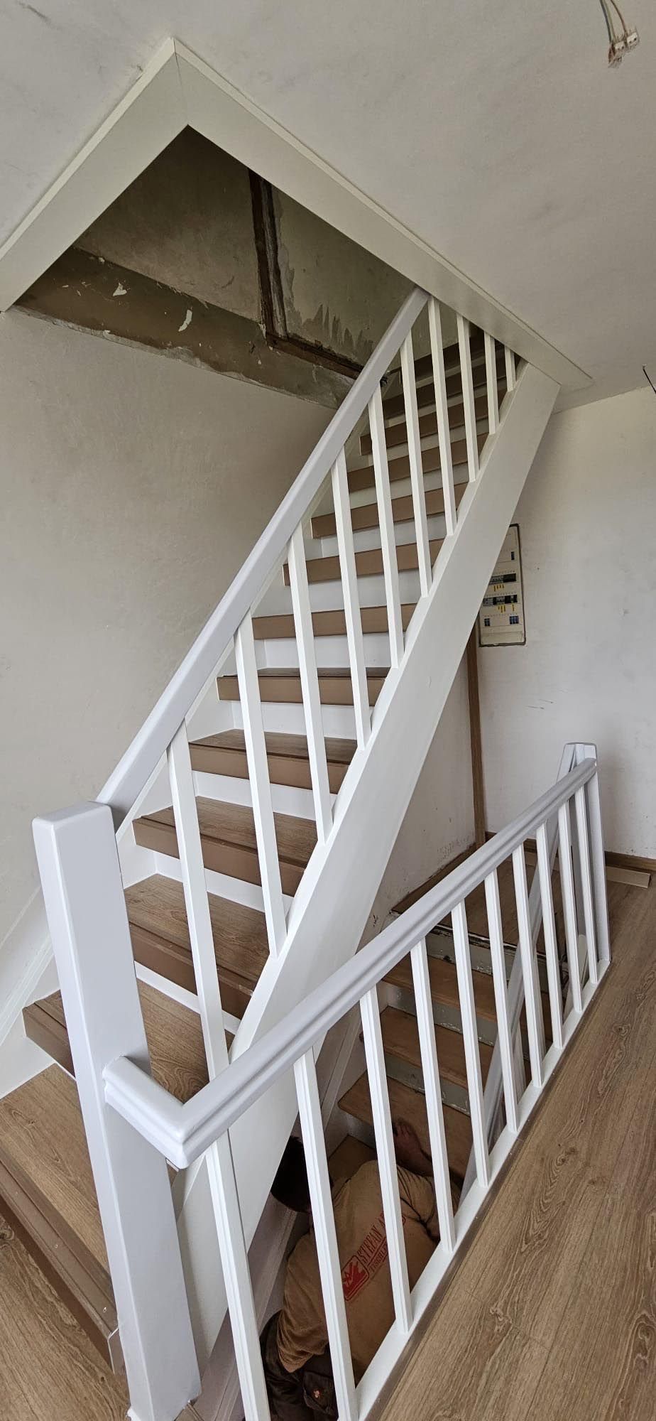 Stufen mit Vinyl belegt, Geländer neu gestrichen