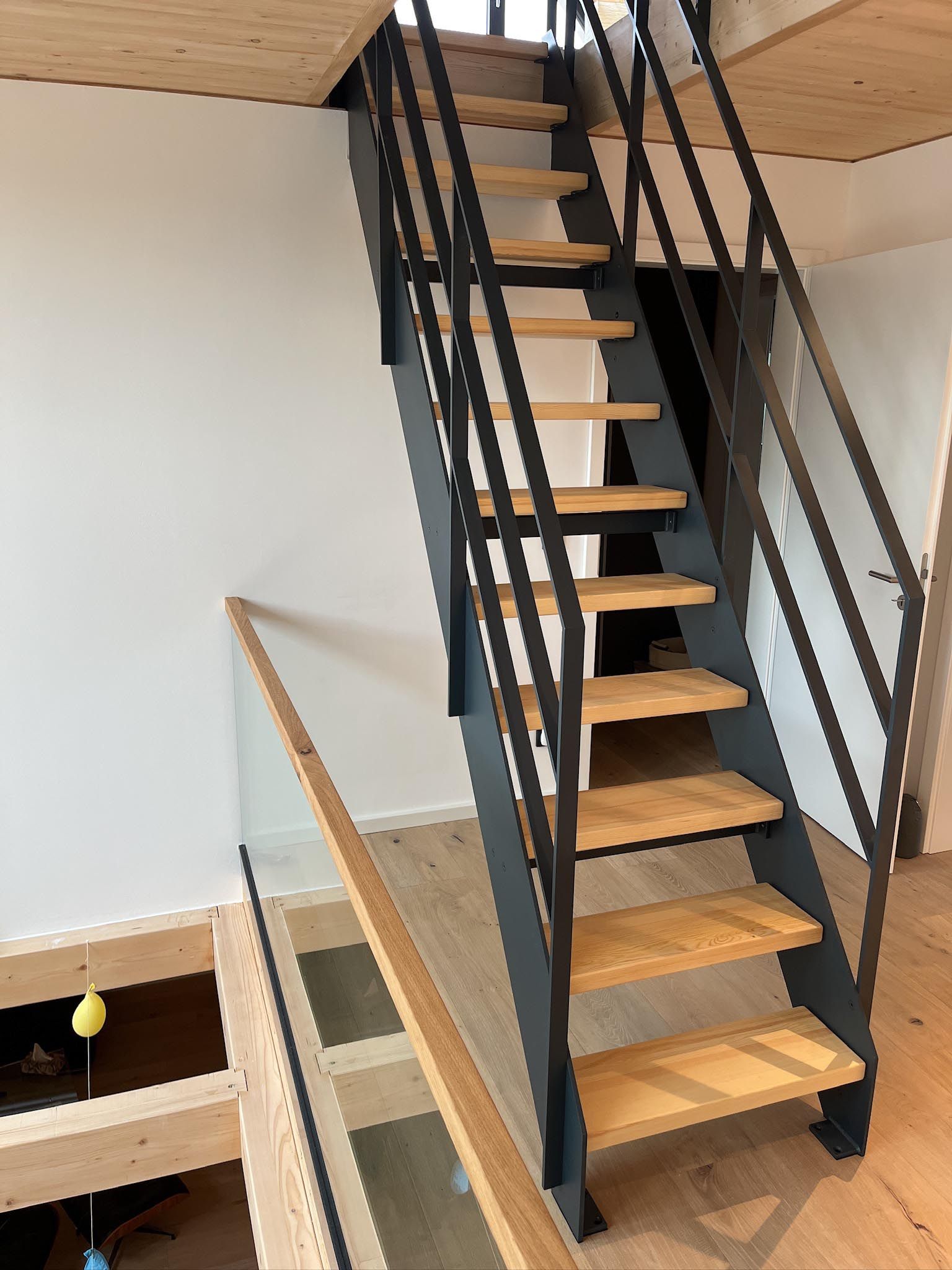 Stahlbautreppe mit Holzstufen