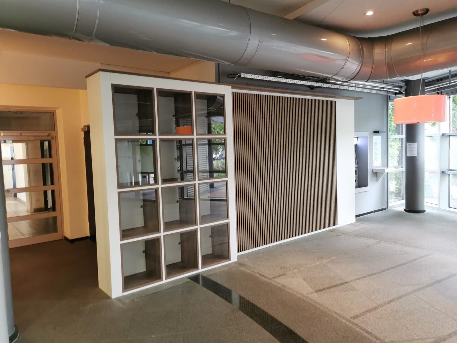 Empfangsbereich mit beleuchten Ausstellungskästen