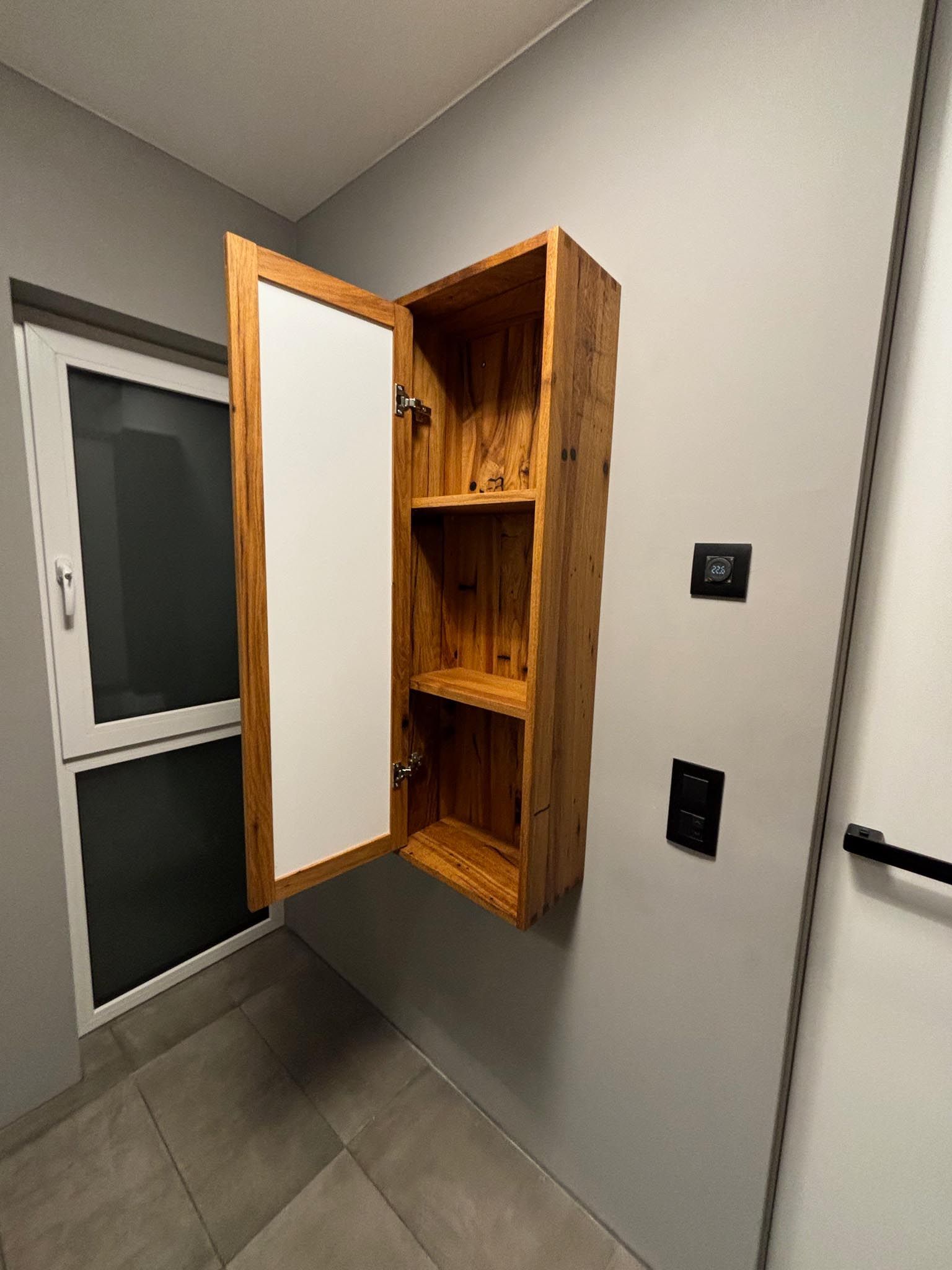 Hängeschrank aus alten Fachwerkbalkon