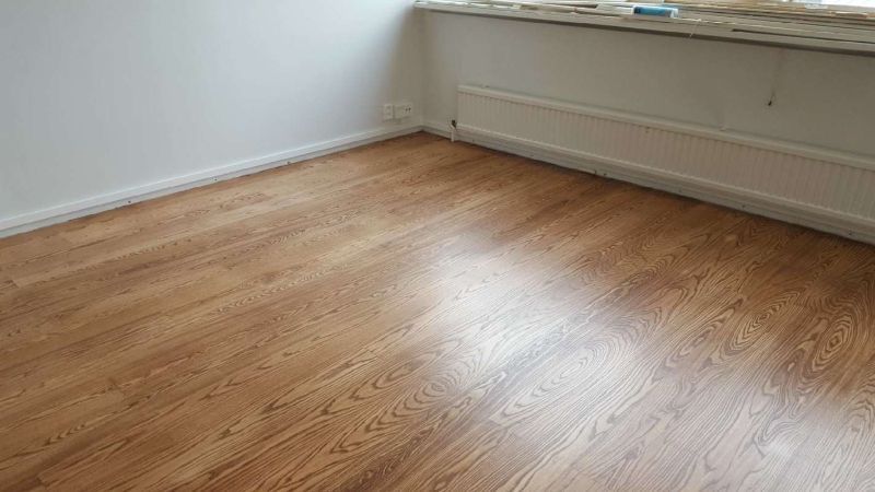 Kiiltävä parkettilattia