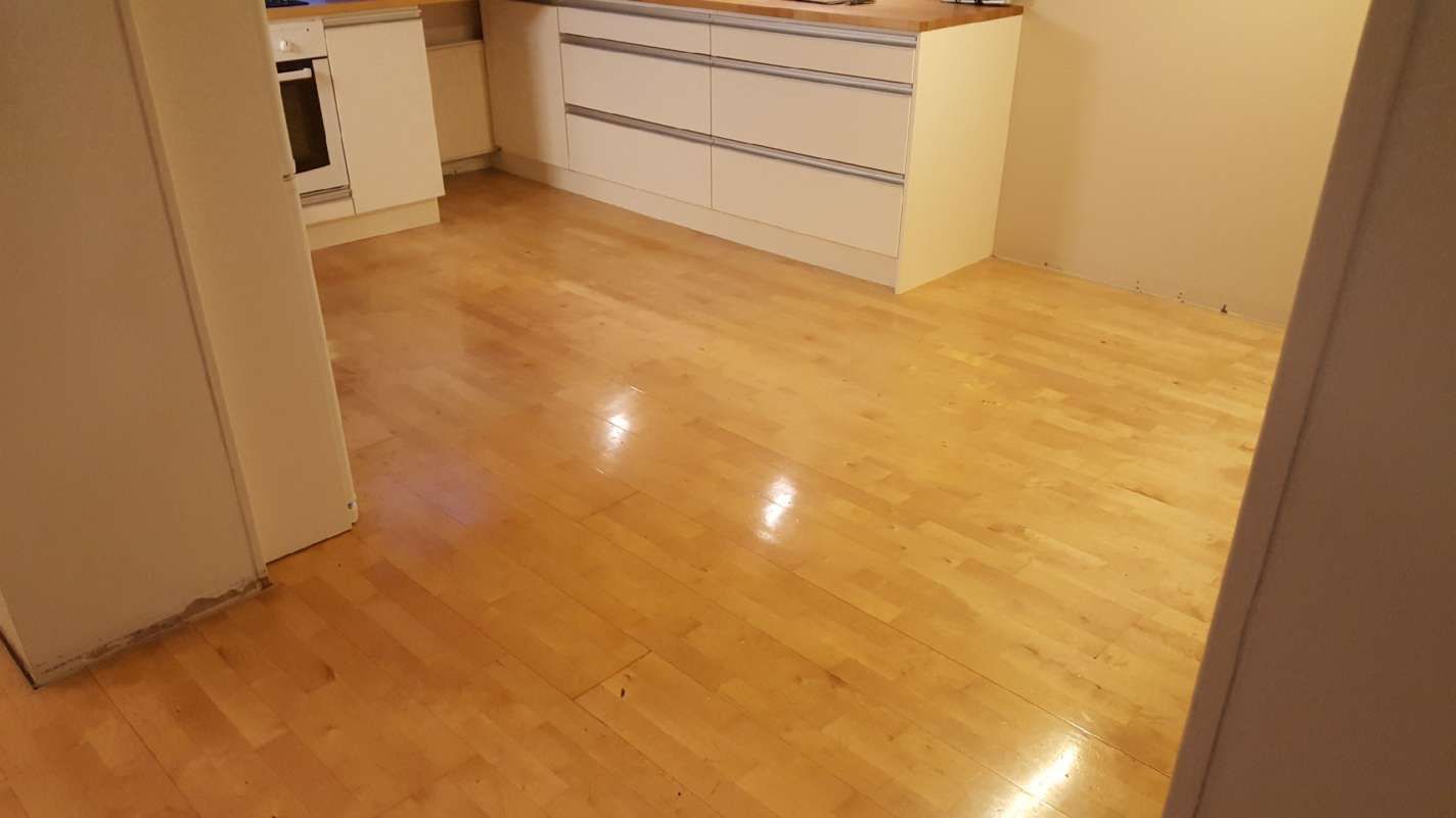 Kunnostettu, erittäin kiiltävä parkettilattia