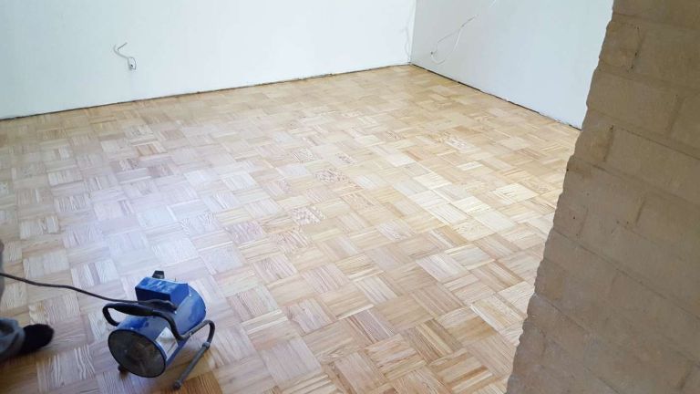 Parkettilattian huoltoa