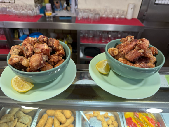 Hay dos tazones de comida en platos sobre un mostrador.