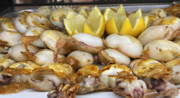 Un primer plano de un plato de comida con rodajas de limón encima.