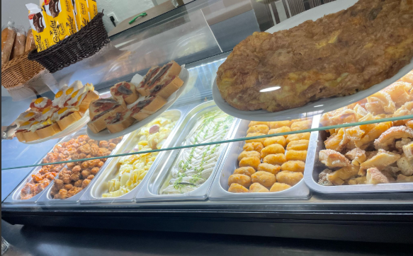 Una vitrina llena de muchos tipos diferentes de alimentos.