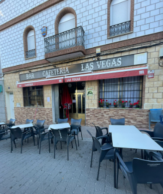 Un restaurante llamado Las Vegas tiene mesas y sillas afuera.