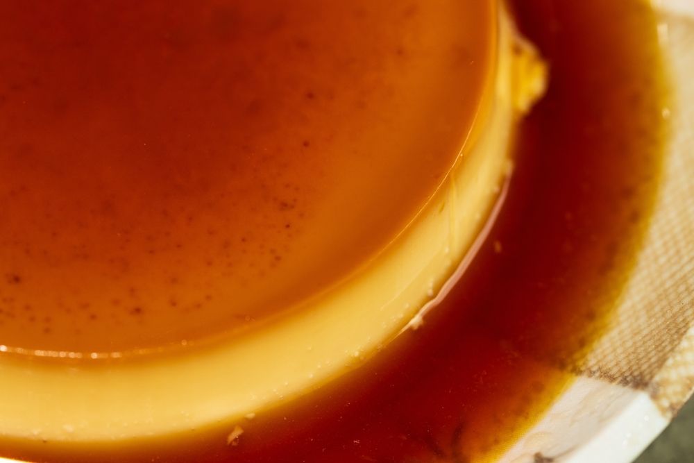 Un primer plano de un pudín con salsa de caramelo en un plato.