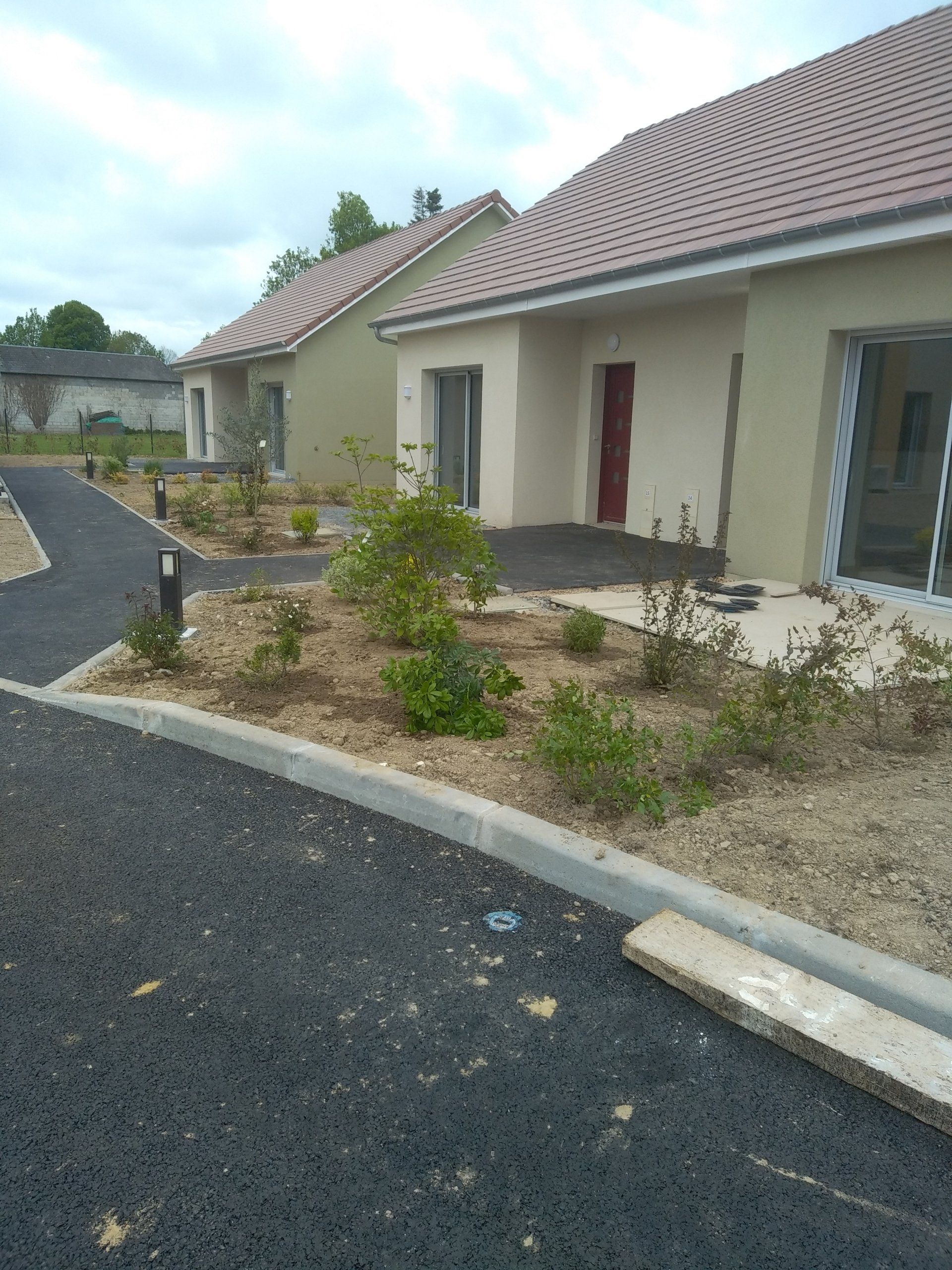 Parterre de fleurs devant la maison