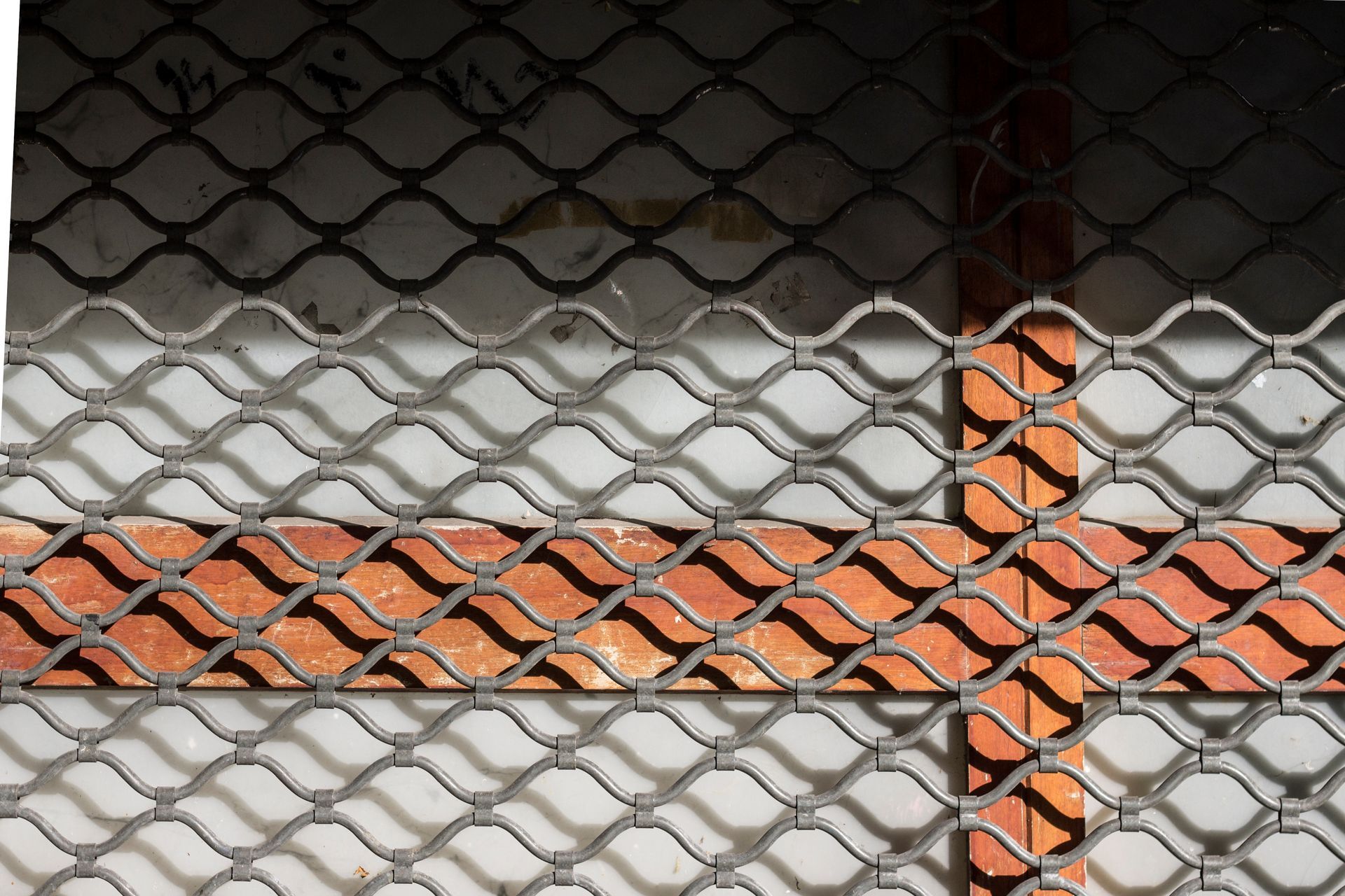 Une grille en métal.