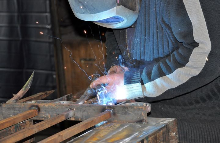 Une personne effectuant des travaux de métallerie.