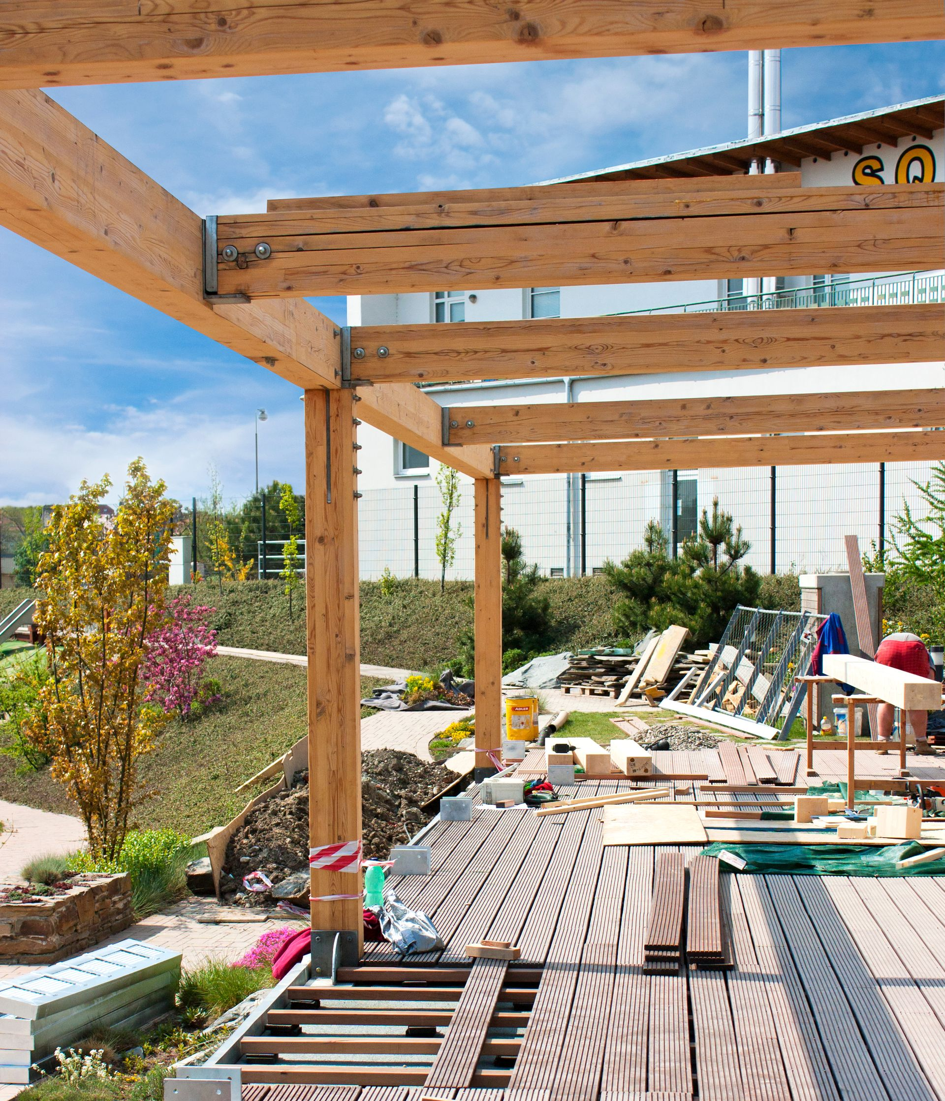 Des structures métalliques blanches.