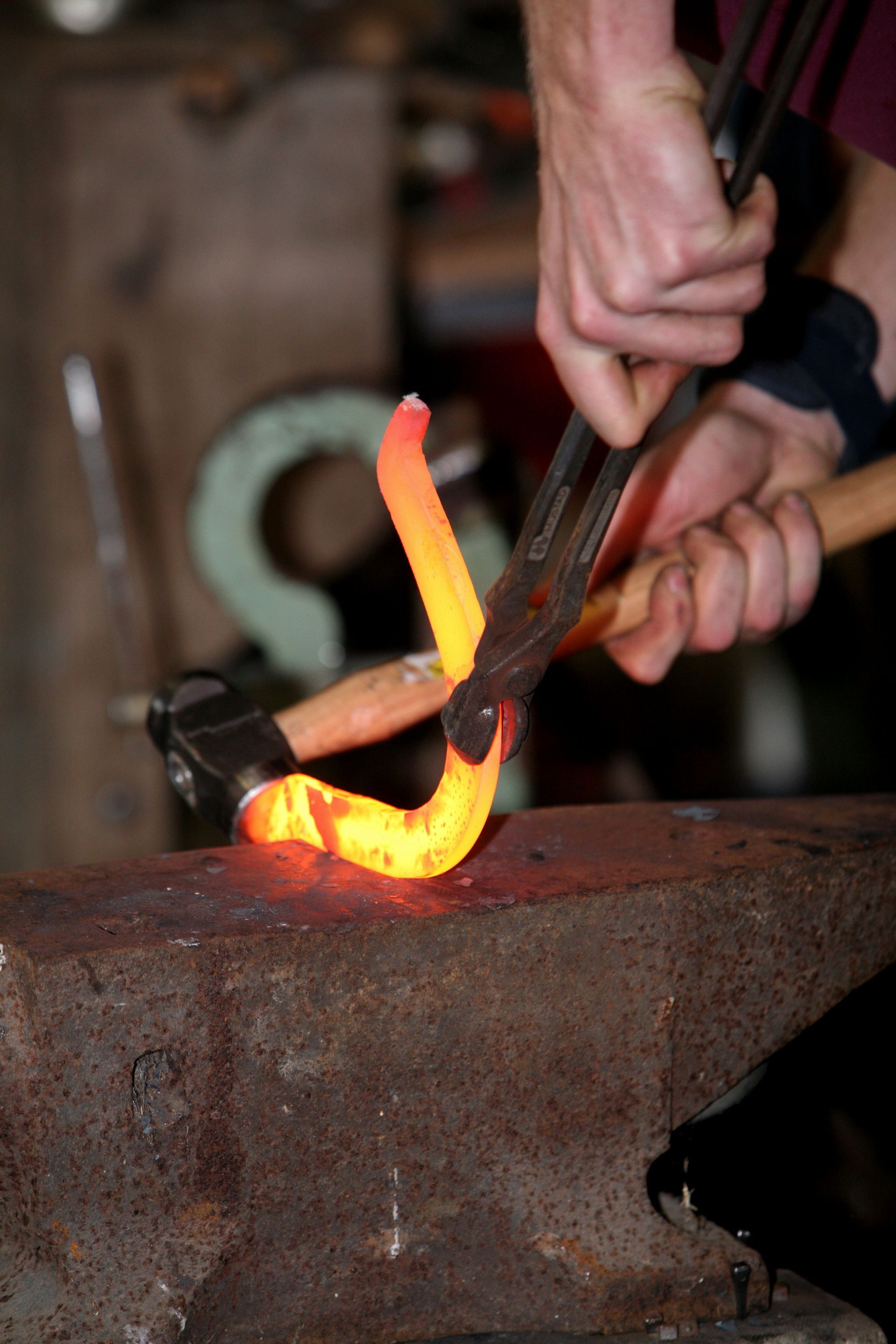 Une personne soudant quelque chose.