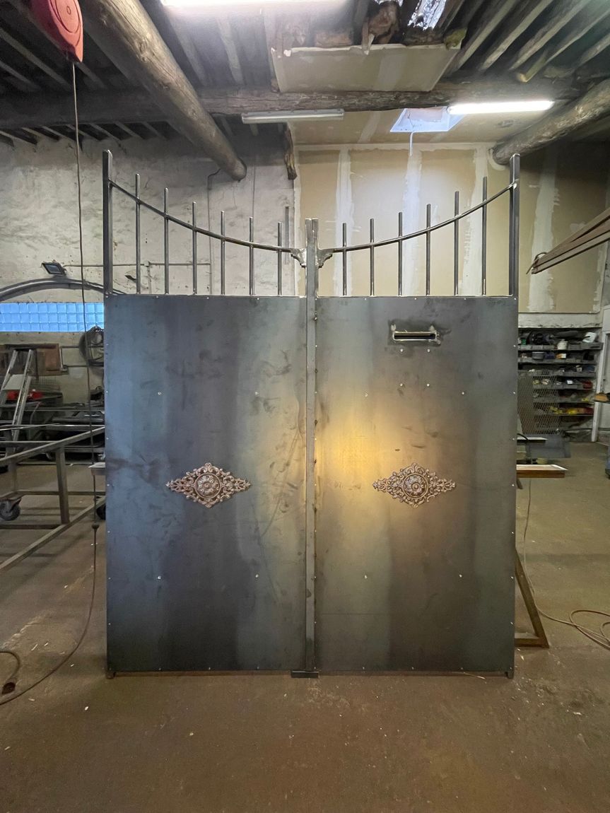 Un portail métallique.