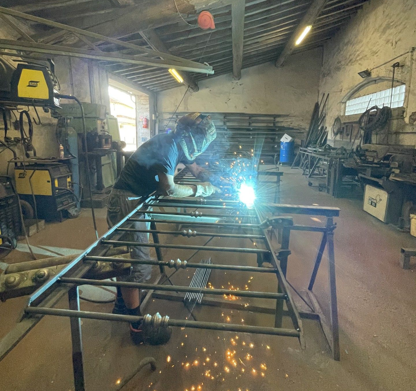 Un artisan en métallerie.