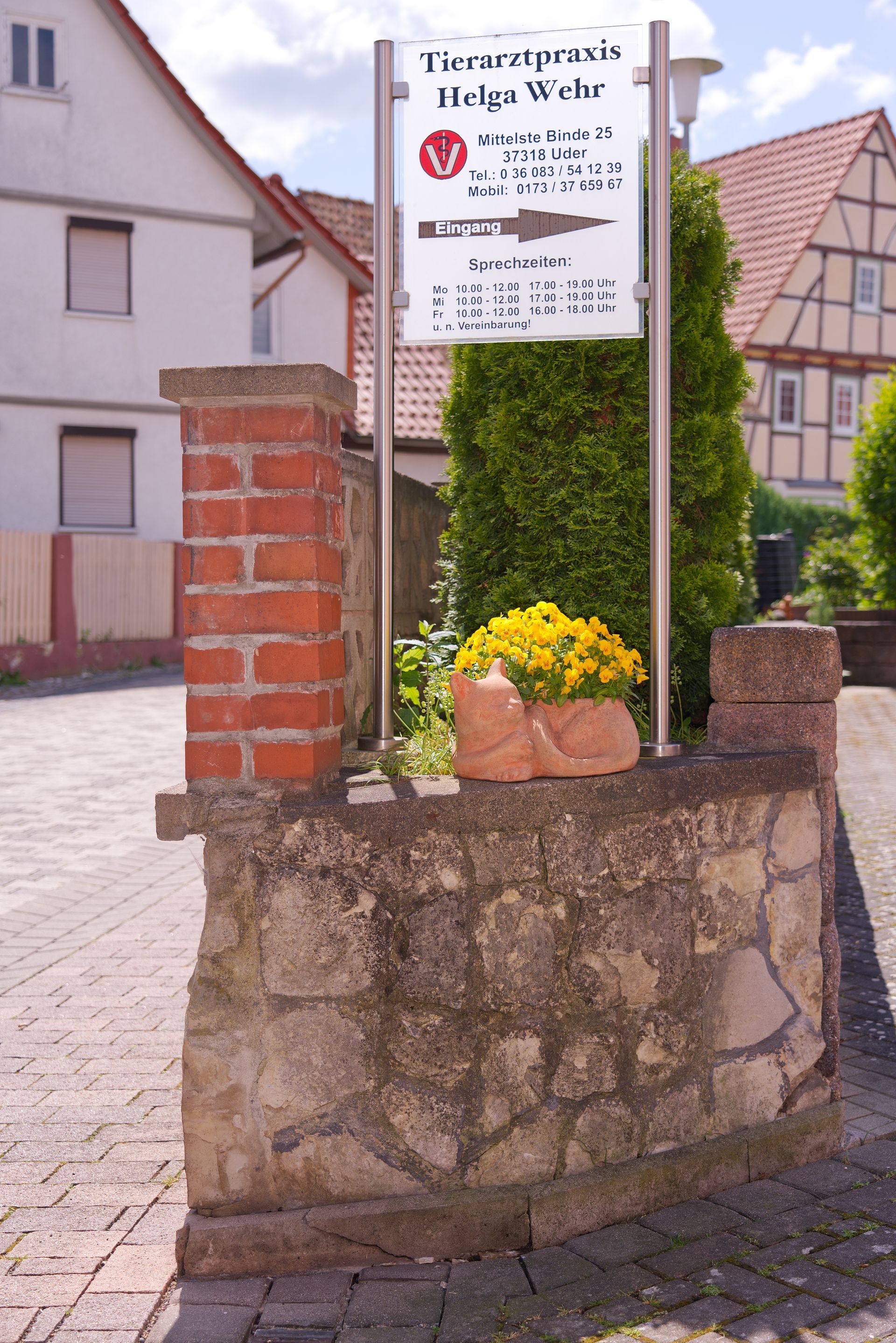 Schild, welches zur Tierarztpraxis Hegla Wehr führt.