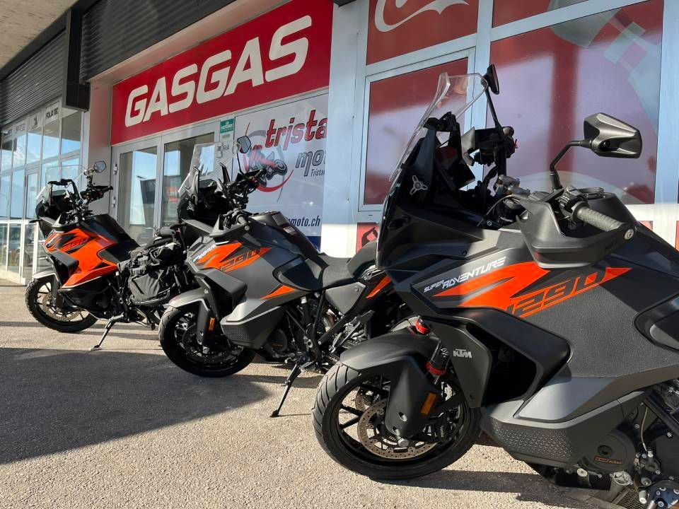 Trois motos KTM garées devant une concession GasGas.