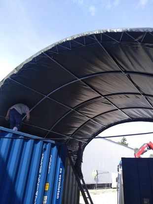 Wohncontainer in alpiner Umgebung für flexible Unterkünfte auf Zeit
