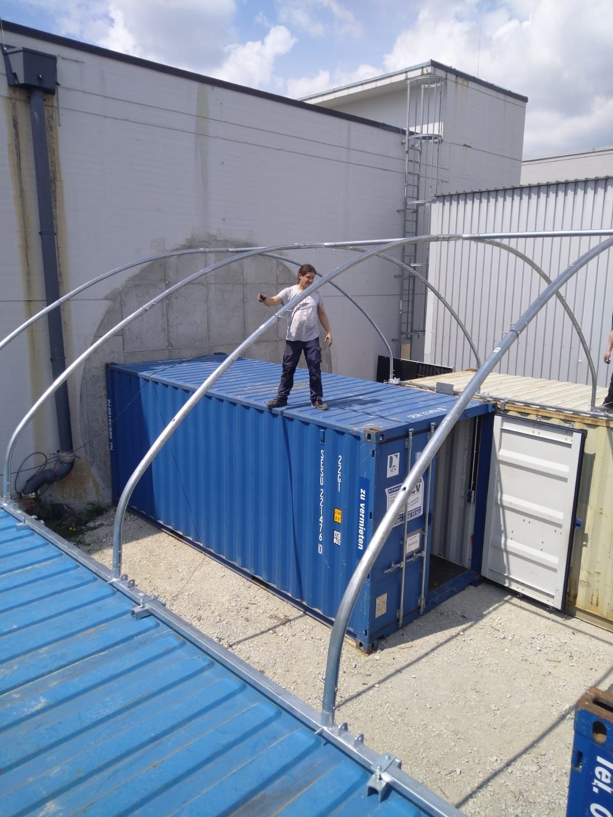 Aufbau von einem Containerzelt Aufbau von einem Containerzelt