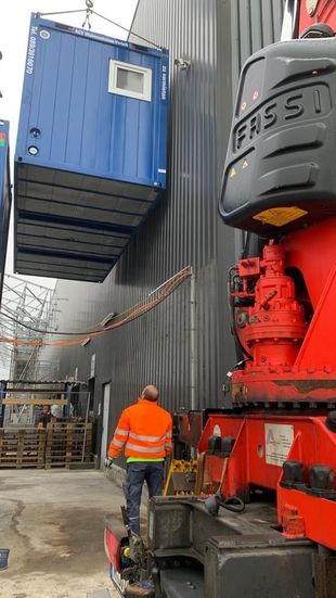 Luftaufnahme einer großflächigen Containeranlage in modularer Bauweise