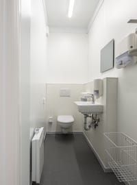 Innenraum eines Sanitärcontainers mit Waschbereich und pflegeleichten Oberflächen Innenraum eines Sanitärcontainers mit Waschbereich und pflegeleichten Oberflächen