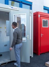 Verbindung mehrerer Container zu einer modularen Sanitär- und Raumlösung Verbindung mehrerer Container zu einer modularen Sanitär- und Raumlösung