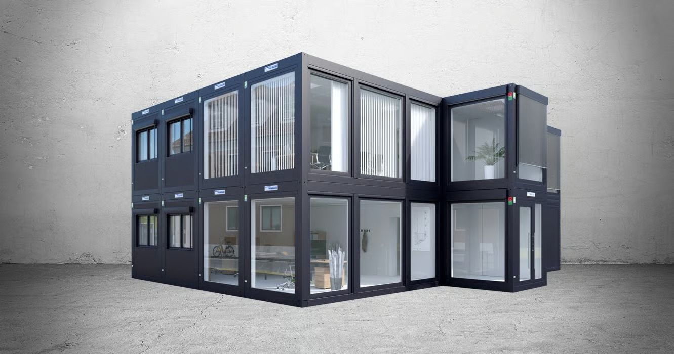 Modulares Bürogebäude aus Containern mit moderner Glasfassade Modulares Bürogebäude aus Containern mit moderner Glasfassade