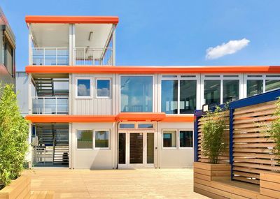 Modernes Containergebäude für Bildung, Verwaltung oder Büronutzung
