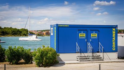 Sanitärcontainer am Wasser für Veranstaltungen und temporäre Standorte