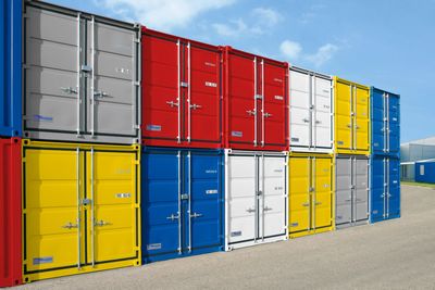Bunte Seecontainer als flexible Lager- und Transportlösung für Industrie und Gewerbe