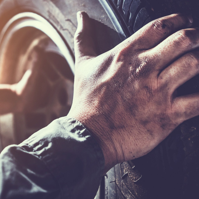 Montage De Pneus Client Dans Le Service De Voiture Automatique Mécanicien  Vérifie Le Pneu Et La Bande De Roulement En Caoutchouc P Image stock -  Image du choix, protecteur: 210631139