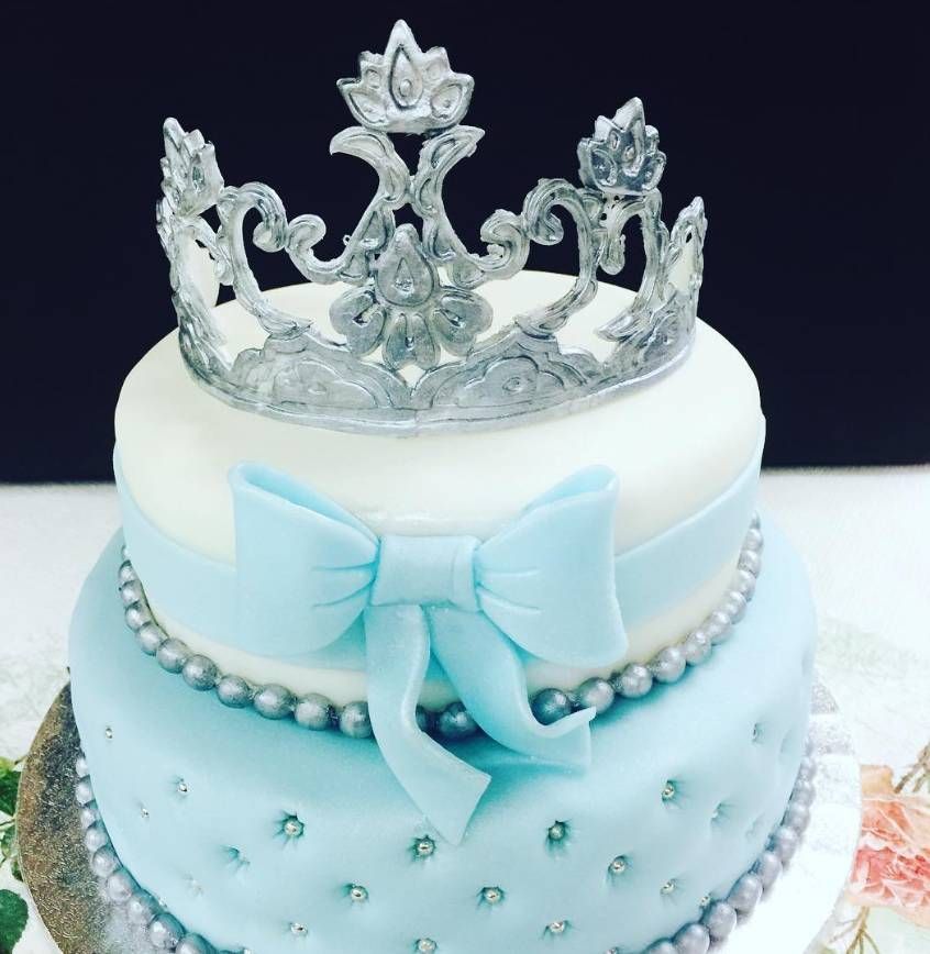 Ein Mann in einer Schürze steht vor einer Theke in einem Restaurant.