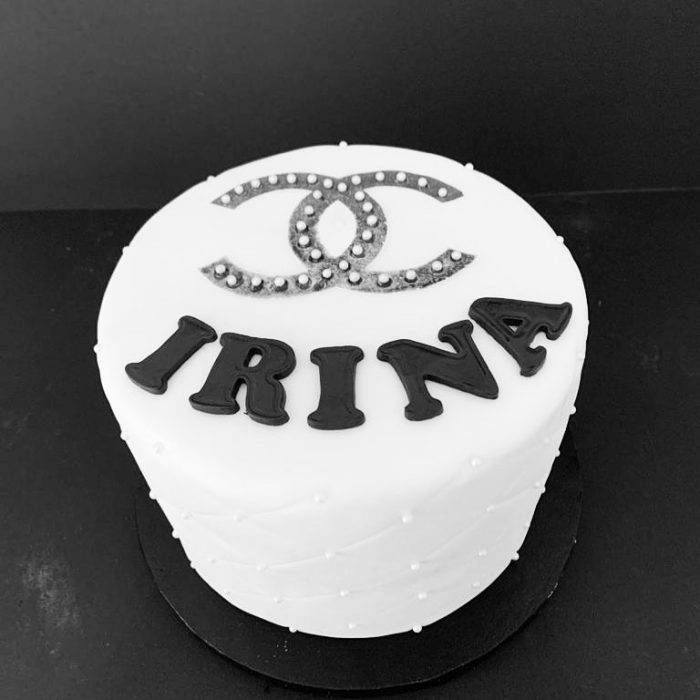 Ein Glas Eiskaffee mit einem Strohhalm auf einem Tisch