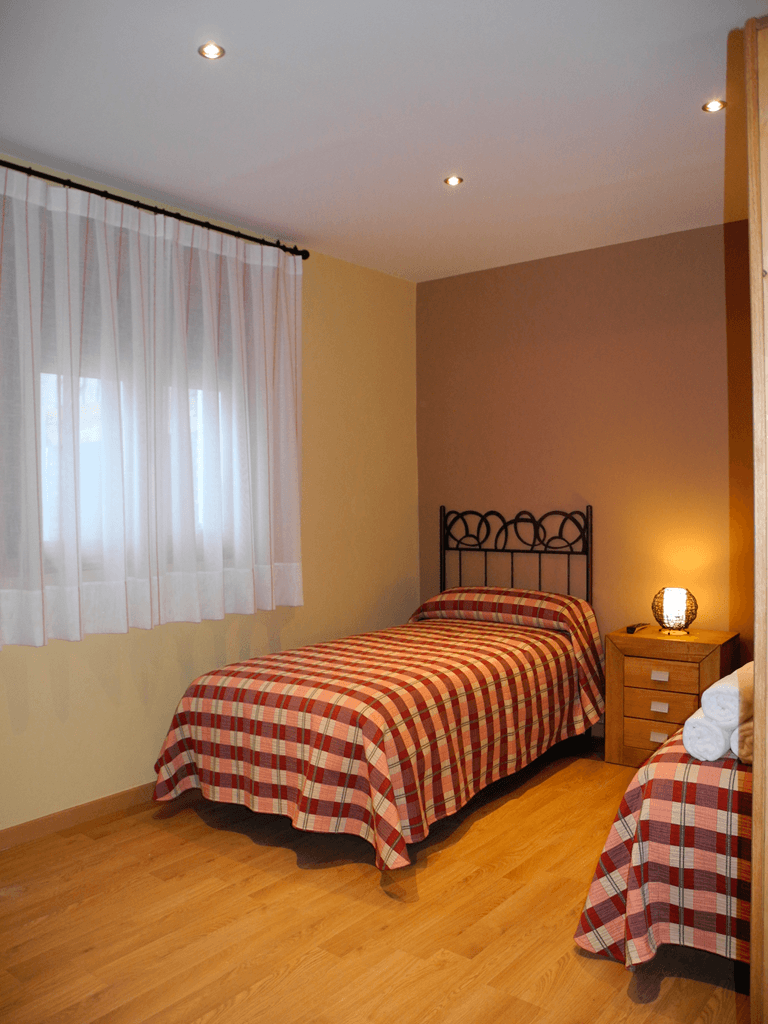 Un dormitorio con una cama individual y dos camas individuales