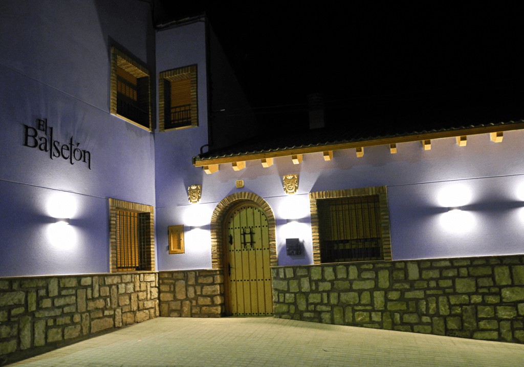 Un edificio morado con la palabra bascon en él.