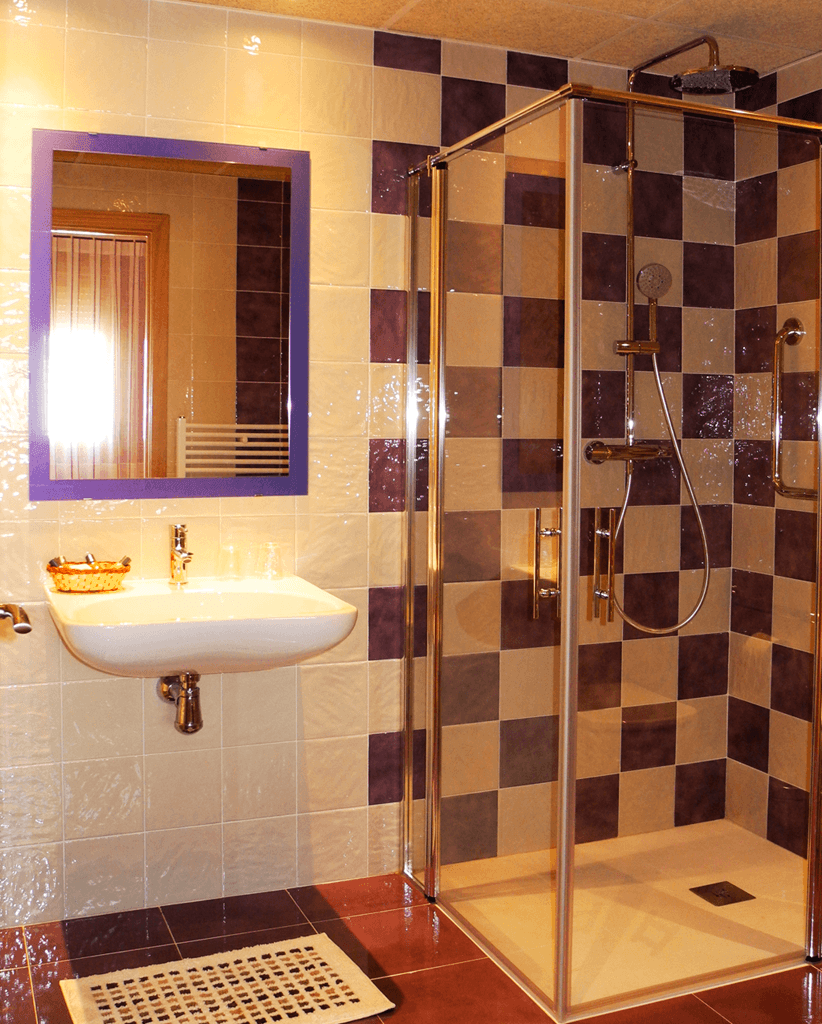 Un baño con lavabo y ducha a ras de suelo.